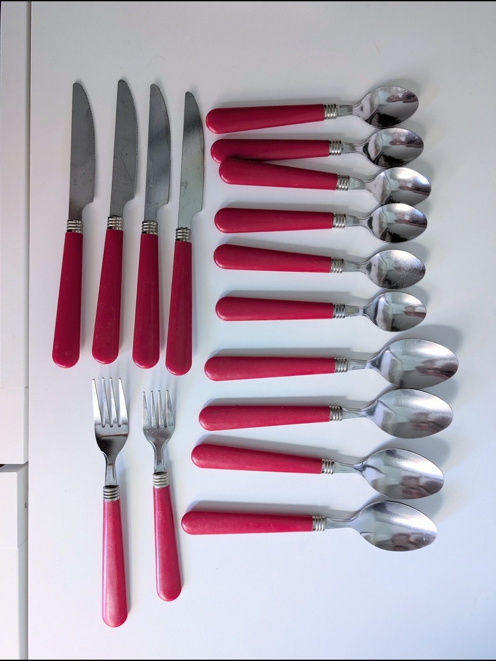 Red Handle Flatware Set - 4 Knives, 2 Forks, 10 Spoons